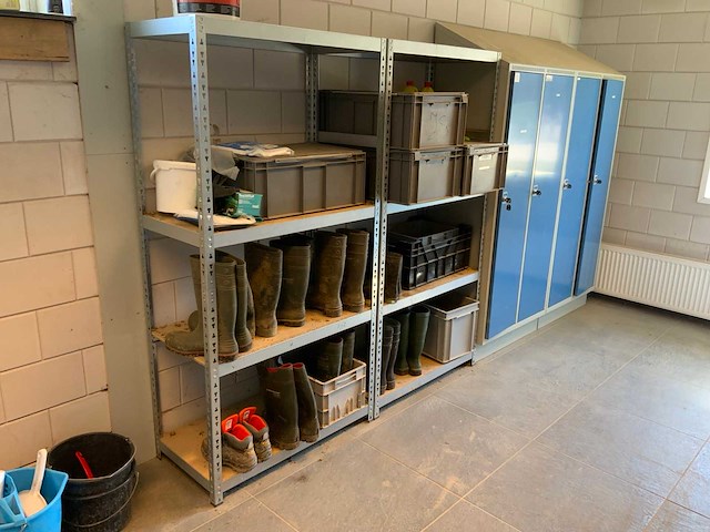 2 secties legbordstelling met sets werklaarzen en werkplaats inventaris - afbeelding 3 van  12