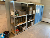 2 secties legbordstelling met sets werklaarzen en werkplaats inventaris - afbeelding 3 van  12