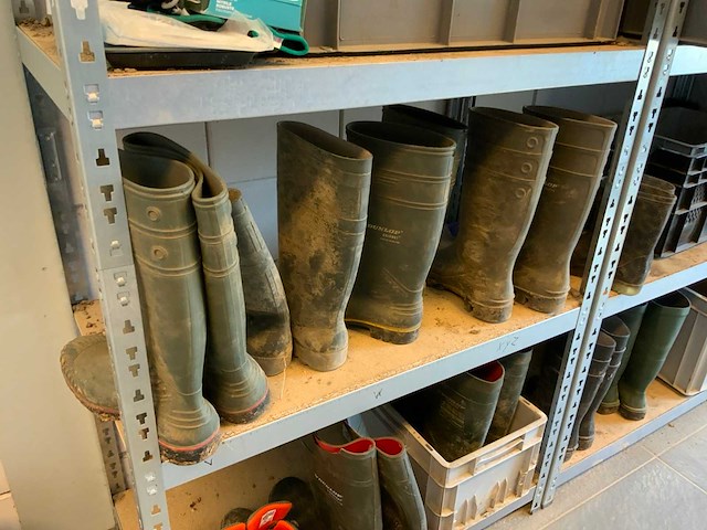 2 secties legbordstelling met sets werklaarzen en werkplaats inventaris - afbeelding 7 van  12