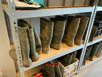 2 secties legbordstelling met sets werklaarzen en werkplaats inventaris - afbeelding 7 van  12