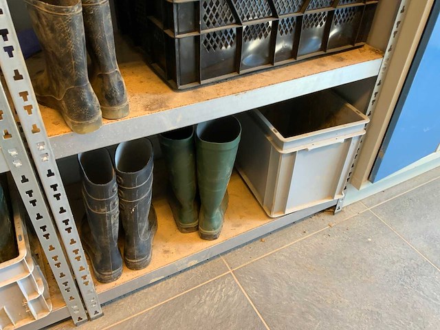 2 secties legbordstelling met sets werklaarzen en werkplaats inventaris - afbeelding 9 van  12