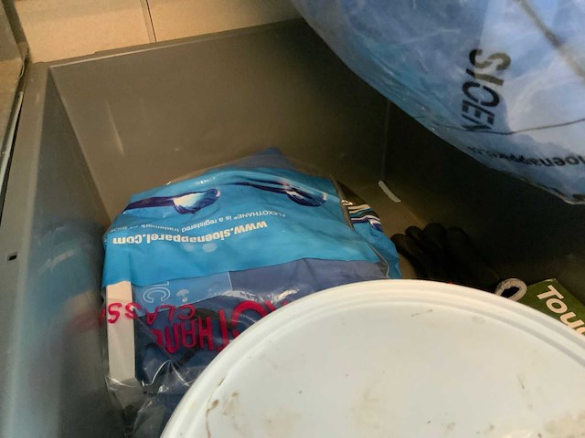 2 secties legbordstelling met sets werklaarzen en werkplaats inventaris - afbeelding 2 van  12