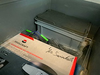 2 secties legbordstelling met sets werklaarzen en werkplaats inventaris - afbeelding 10 van  12