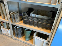 2 secties legbordstelling met sets werklaarzen en werkplaats inventaris - afbeelding 12 van  12