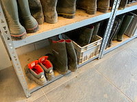 2 secties legbordstelling met sets werklaarzen en werkplaats inventaris - afbeelding 6 van  12