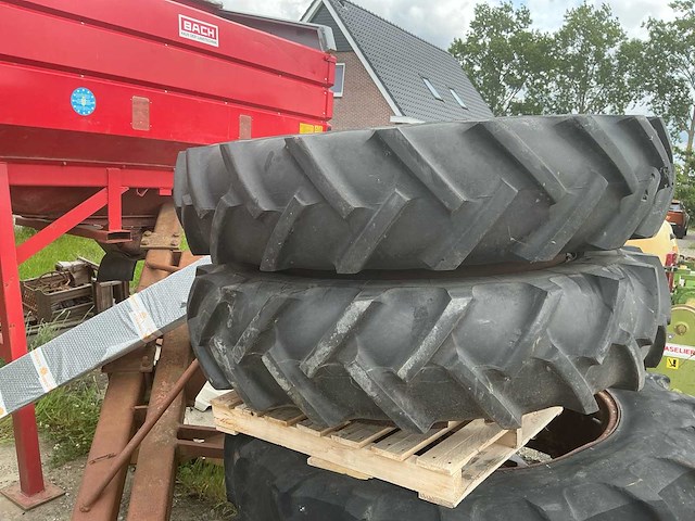 2 sets achterbanden met velg - afbeelding 8 van  20