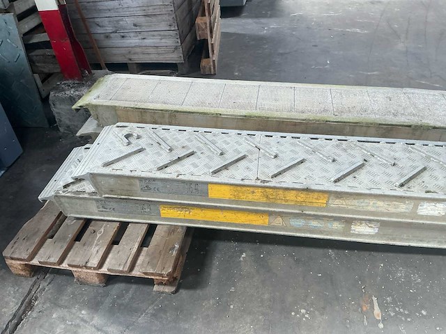 2 sets aluminium oprijbeunen 390–402 cm (4x) - afbeelding 5 van  13