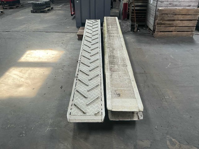 2 sets aluminium oprijbeunen 390–402 cm (4x) - afbeelding 10 van  13