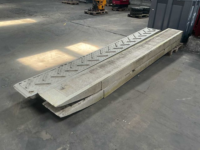 2 sets aluminium oprijbeunen 390–402 cm (4x) - afbeelding 11 van  13
