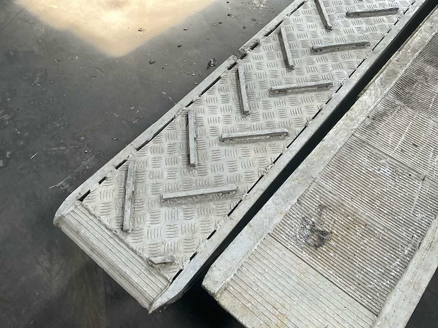 2 sets aluminium oprijbeunen 390–402 cm (4x) - afbeelding 13 van  13