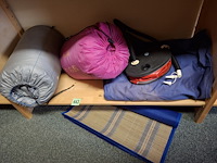 2 slaapzakken, luchtbed, pomp en strandmat - afbeelding 1 van  3
