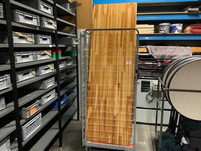 2 stamtafels en 4 banken - afbeelding 1 van  3