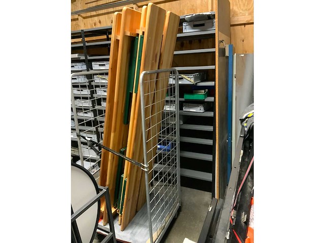 2 stamtafels en 4 banken - afbeelding 3 van  3