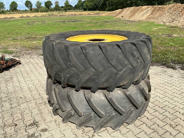 2 tractorwielen met 38 inch velgen – michelin 650/65 r38 / bkt 580/70 r38 - afbeelding 1 van  11