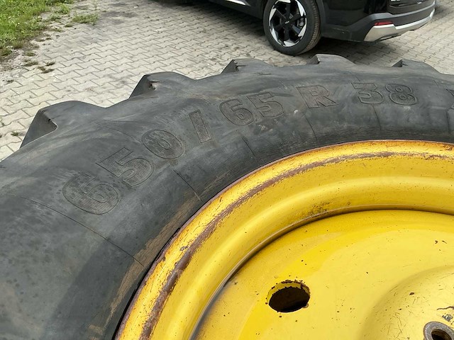 2 tractorwielen met 38 inch velgen – michelin 650/65 r38 / bkt 580/70 r38 - afbeelding 7 van  11
