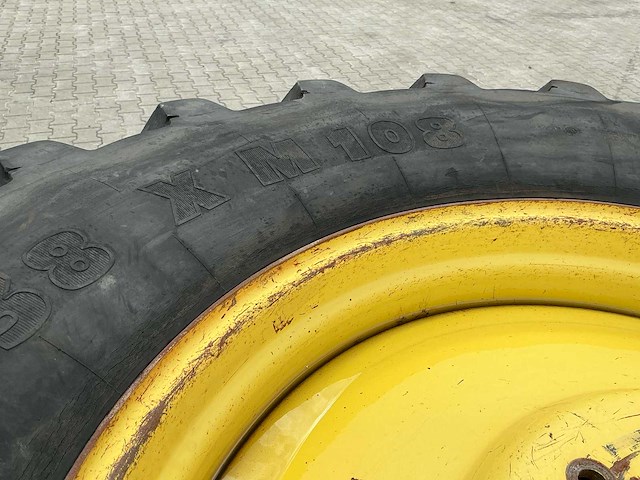 2 tractorwielen met 38 inch velgen – michelin 650/65 r38 / bkt 580/70 r38 - afbeelding 4 van  9