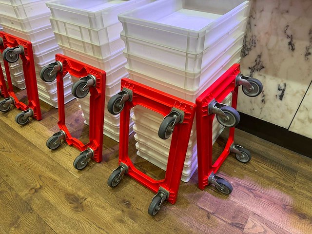 2 trolleys met 22 bakken - afbeelding 1 van  3