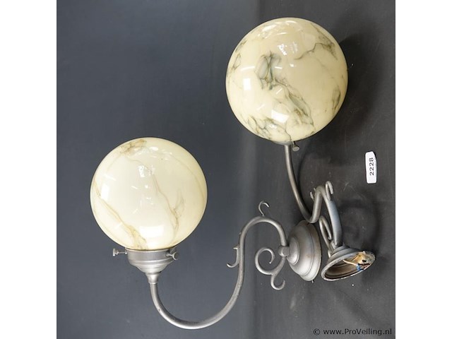 2 vintage art deco wandlampen met een gemarmerde glazen bol - afbeelding 1 van  5