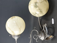 2 vintage art deco wandlampen met een gemarmerde glazen bol - afbeelding 1 van  5