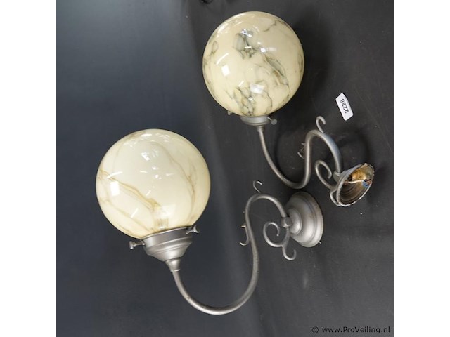 2 vintage art deco wandlampen met een gemarmerde glazen bol - afbeelding 2 van  5