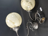 2 vintage art deco wandlampen met een gemarmerde glazen bol - afbeelding 2 van  5