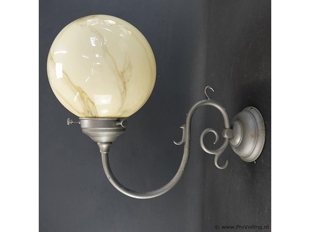 2 vintage art deco wandlampen met een gemarmerde glazen bol - afbeelding 3 van  5