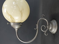 2 vintage art deco wandlampen met een gemarmerde glazen bol - afbeelding 3 van  5