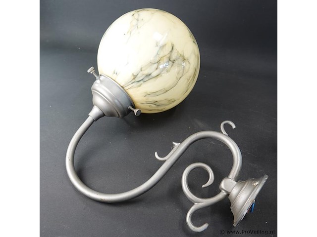 2 vintage art deco wandlampen met een gemarmerde glazen bol - afbeelding 4 van  5