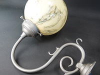 2 vintage art deco wandlampen met een gemarmerde glazen bol - afbeelding 4 van  5