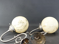 2 vintage art deco wandlampen met een gemarmerde glazen bol - afbeelding 5 van  5