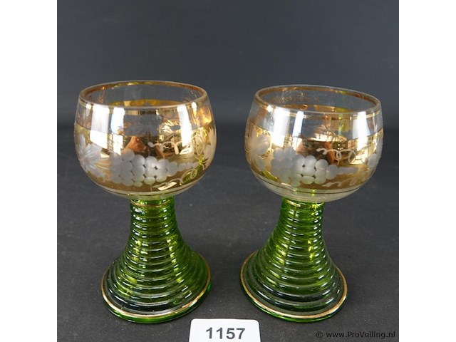 2 vintage duitse römers met gouden band en druivenmotief - afbeelding 1 van  5