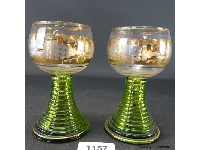 2 vintage duitse römers met gouden band en druivenmotief - afbeelding 2 van  5