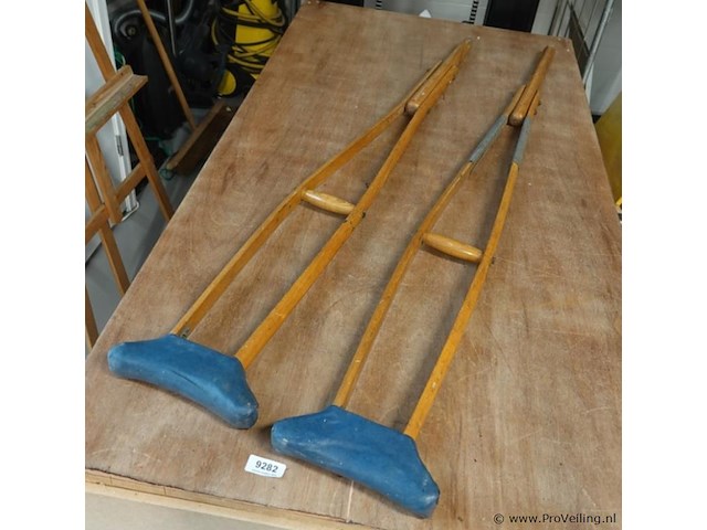 2 vintage houten okselkrukken (achselkrücken) - afbeelding 1 van  5