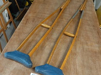 2 vintage houten okselkrukken (achselkrücken) - afbeelding 1 van  5