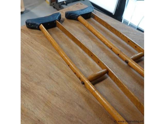 2 vintage houten okselkrukken (achselkrücken) - afbeelding 3 van  5