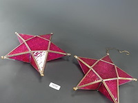 2 vintage stervormige lampen gemaakt van rood gestructureerd glas in kopermontuur