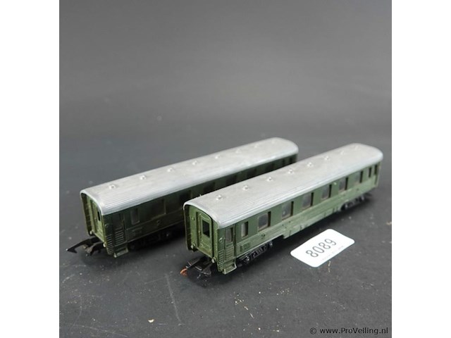 2 wagons in h0-schaal (vermoedelijk franse sncf-stijl uit de jaren 50 of 60) - afbeelding 1 van  5