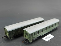 2 wagons in h0-schaal (vermoedelijk franse sncf-stijl uit de jaren 50 of 60) - afbeelding 1 van  5