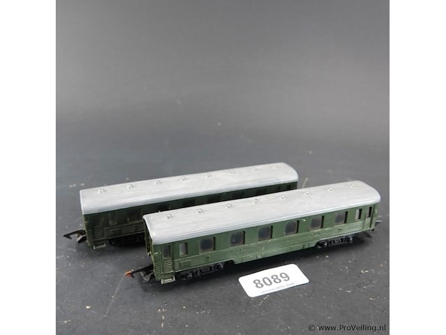2 wagons in h0-schaal (vermoedelijk franse sncf-stijl uit de jaren 50 of 60) - afbeelding 2 van  5