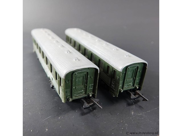 2 wagons in h0-schaal (vermoedelijk franse sncf-stijl uit de jaren 50 of 60) - afbeelding 3 van  5