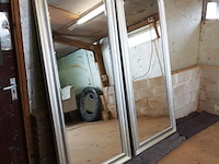 2 zeer grote geslepen spiegels in gezilverde lijst