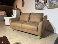 2-zits bank, cognac microvezelstof, houten poten