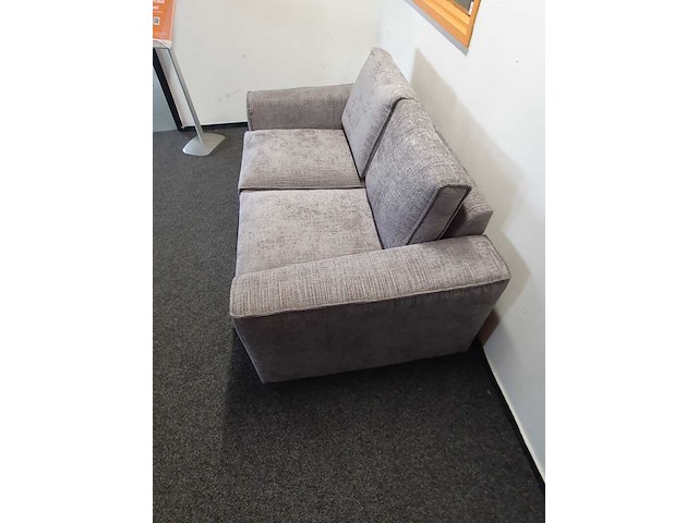 2-zitsbank – grijze stoffen bank, 2024 - afbeelding 2 van  3