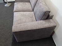 2-zitsbank – grijze stoffen bank, 2024 - afbeelding 2 van  3