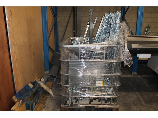 20 dubbelzijdige stellingstaanders gebr. nijsen bv met hoogte 150 cm in ibc geraamte. - afbeelding 1 van  3