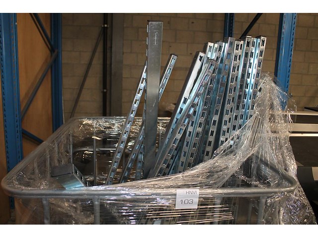 20 dubbelzijdige stellingstaanders gebr. nijsen bv met hoogte 150 cm in ibc geraamte. - afbeelding 2 van  3