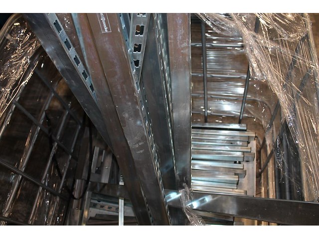 20 dubbelzijdige stellingstaanders gebr. nijsen bv met hoogte 150 cm in ibc geraamte. - afbeelding 3 van  3