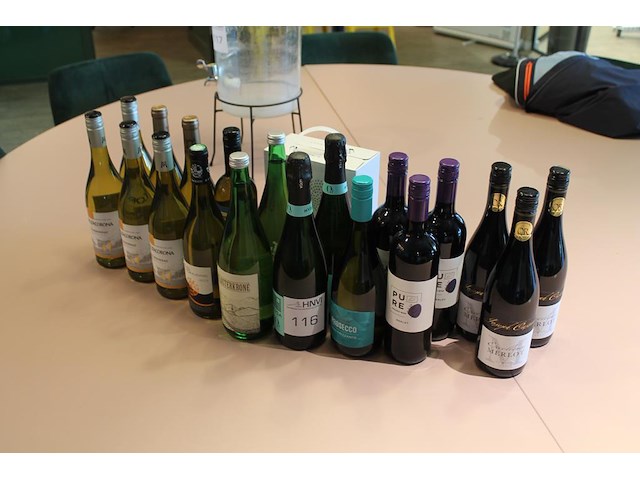 20 flessen diverse wijnen w.o. chardonnay en merlot. - afbeelding 1 van  3