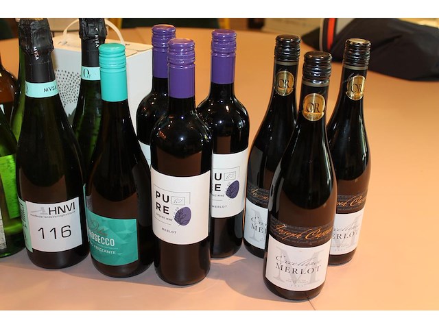 20 flessen diverse wijnen w.o. chardonnay en merlot. - afbeelding 2 van  3
