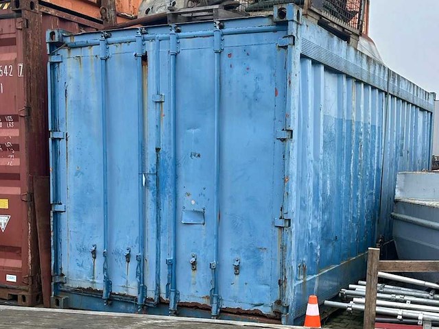 20 ft zeecontainer & diverse drijvers - afbeelding 1 van  7